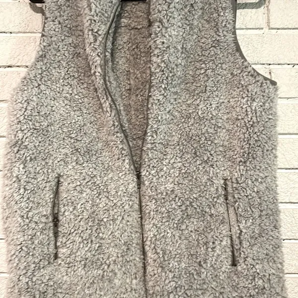 Altar’d State- Light Grey & White Super Soft Sherpa Vest w/ Zip Pockets- Size S - Image 5