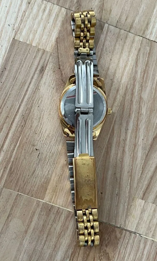 CG Ladies Watch Vintage Gold Tone Bracelet Silver Dial - Image 6