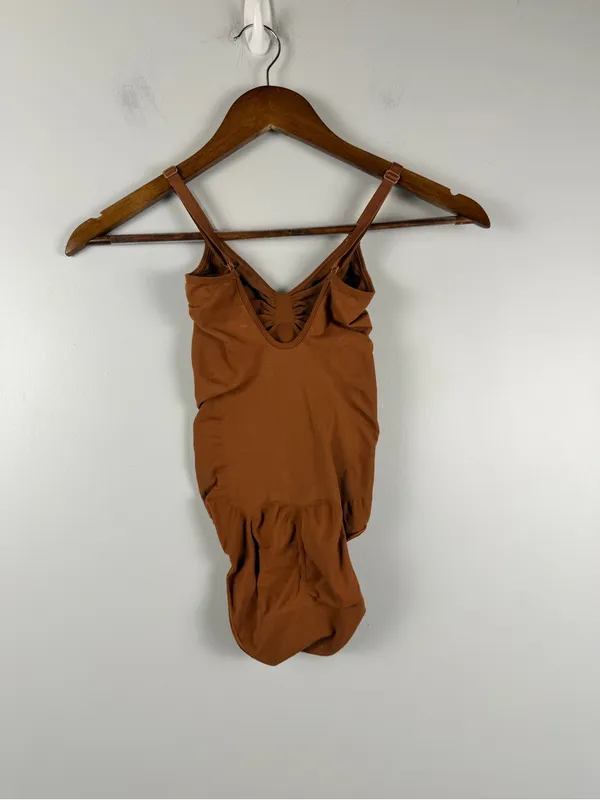Skims Seamless Sculpt Brief Bodysuit in oxide size small - Image 5