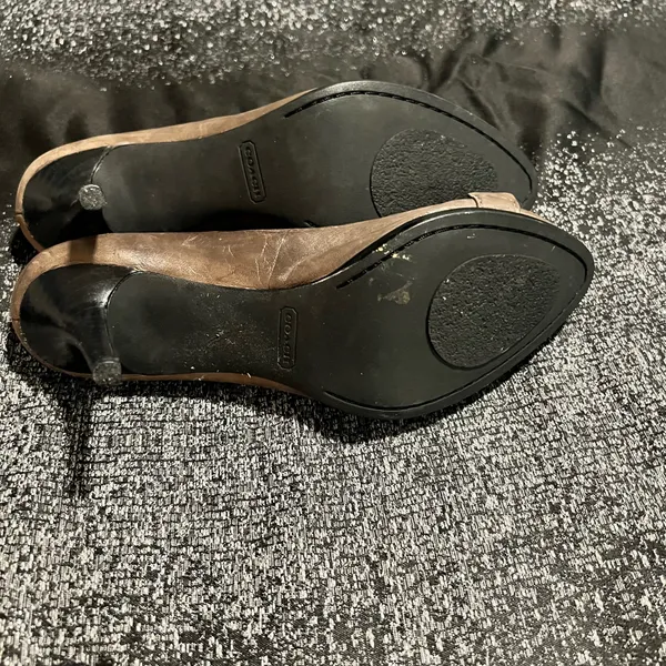 Womens sz6 Coach Darlina Bronze Leather Pumps Heels with Logo Button Detail - Image 9
