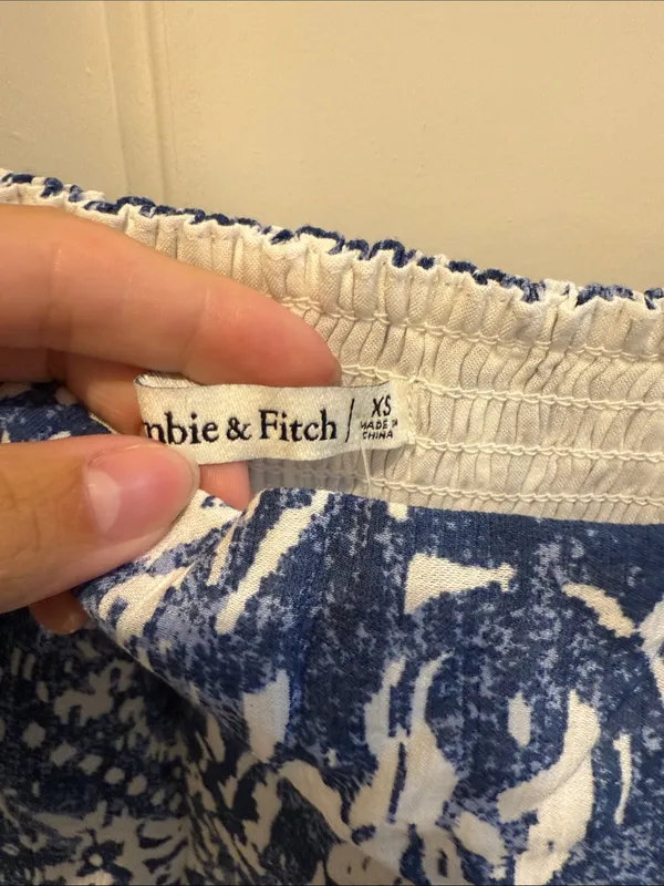 Abercrombie & Fitch Navy and White Printed Spaghetti Strap Crop Top - Image 3