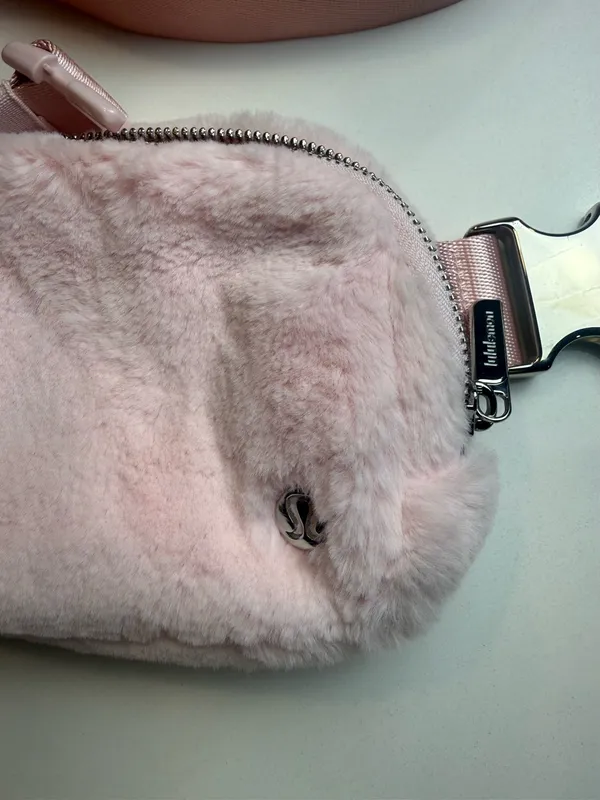 Lululemon‎ Everywhere Belt Bag 1L Plush Fleece Pink Mist Faux Fur Crossbody OS - Image 4