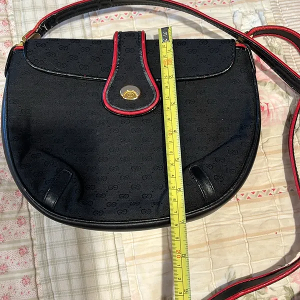 Gucci vintage crossbody bag black with red trim. Beautiful inside has wear shown - Image 9