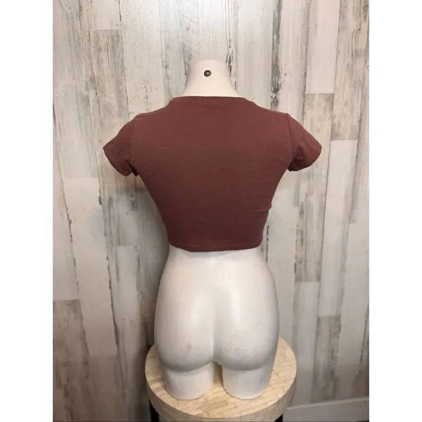 Garage Brown “Wanted” Graphic Cropped Tee – Size Medium - Image 4