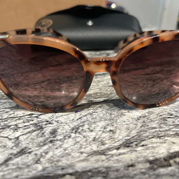 Oscar de la Renta Stylish Tortoise Shell Sunglasses - Image 3