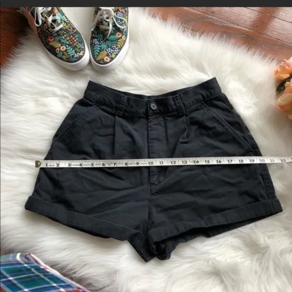 Banana Republic 90s Black High Waisted Shorts - Image 4