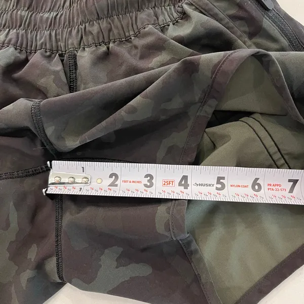 Lululemon Tracker Shorts in Green‎ Camo Size 4 - Image 7