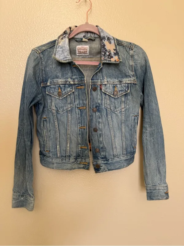 Levi’s XS Custom Motorcycle Graphic Cropped Denim Trucker Jacket - Image 3