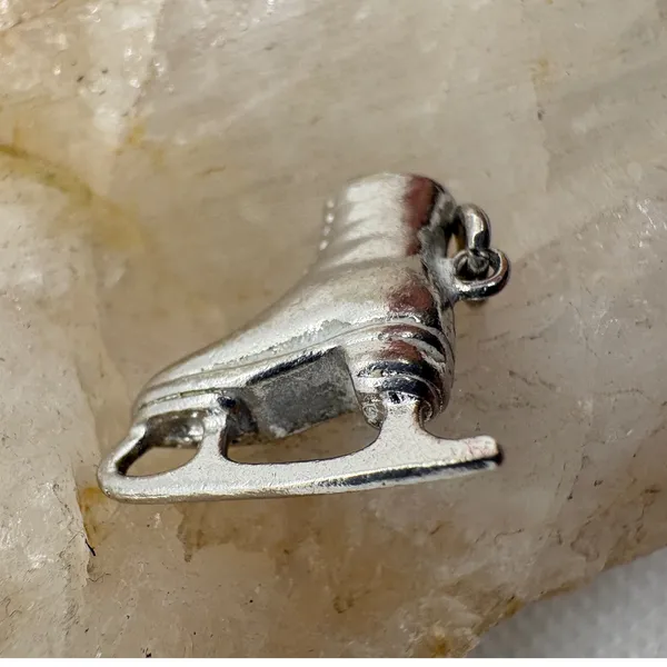 Vintage Silver Tone Ice Skate Charm Red Sole Winter Sports Pendant 3.11g‎ 240 - Image 3