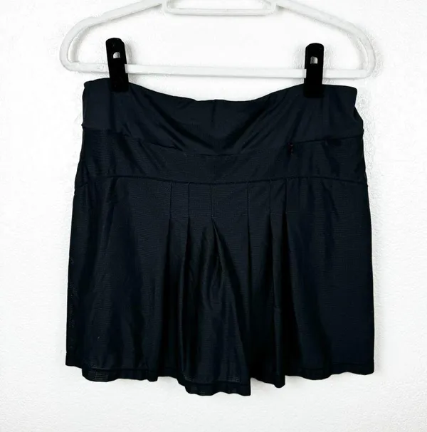 Peter Millar Black Pleat Back Skort Golf Tennis Size Medium - Image 2