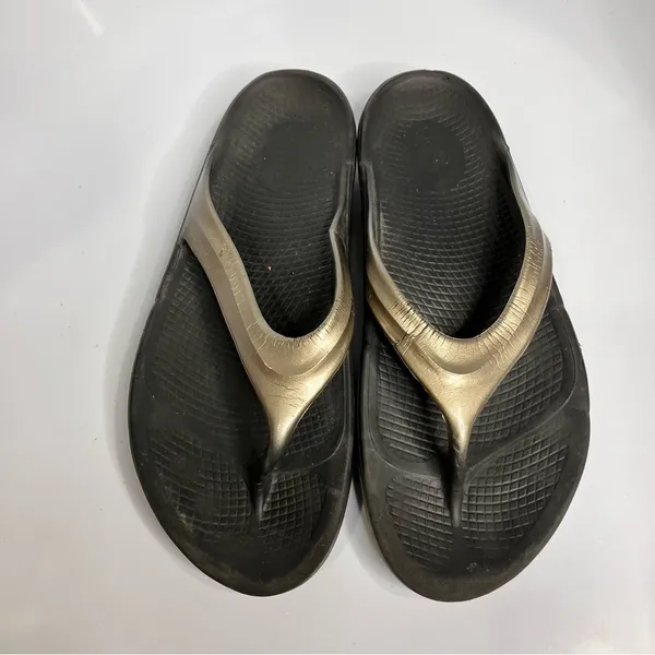 Oofos oolala sandals size 11‎ gold black - Image 2