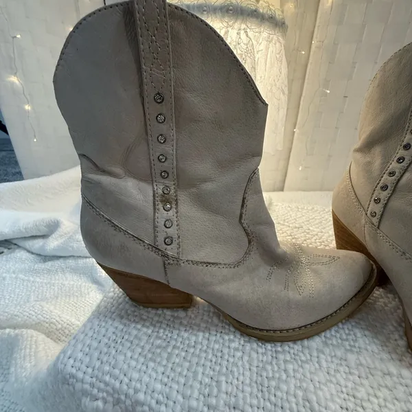 Volatile Cream Ankle Booties Size 6 - Image 2