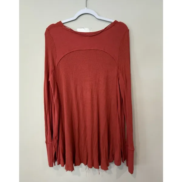 FREE PEOPLE LONG SLEEVE MALIBU KNIT THERMAL HI-LOW TOP SHIRT Sz Medium 2259 - Image 8