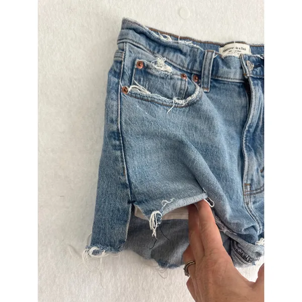 Abercrombie & Fitch High Rise Mom Shorts Light Wash Distressed Denim Size 26 2 - Image 5