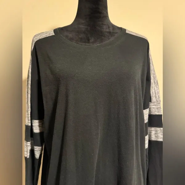 EUC PINK Victoria’s Secret Black and Gray Long Sleeve Top size large - Image 2