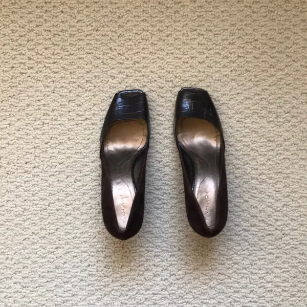 Tahari Brown Suede and patent heels. Sz 7. BNWOT. - Image 3