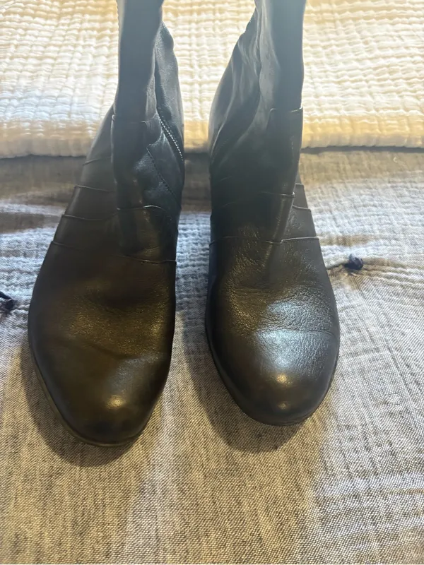Born Black Leather Knee High Heeled Boots size 9 - Image 3