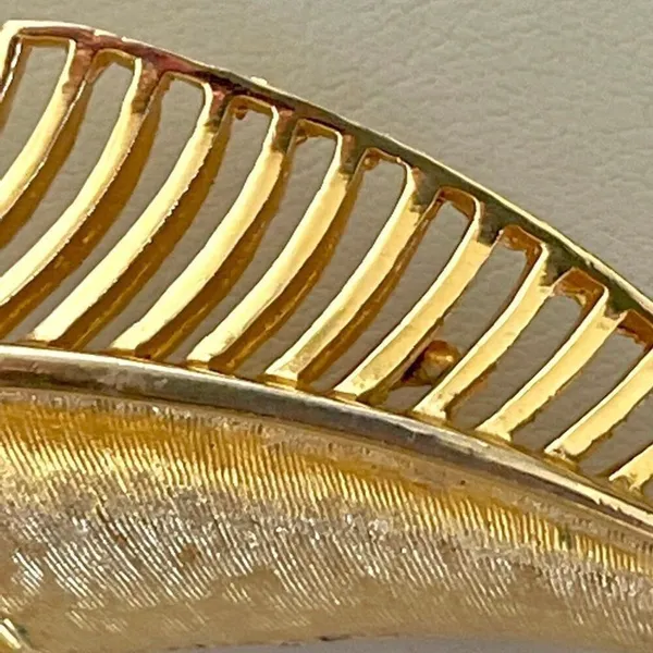 Vintage gold tone brooch - Image 8