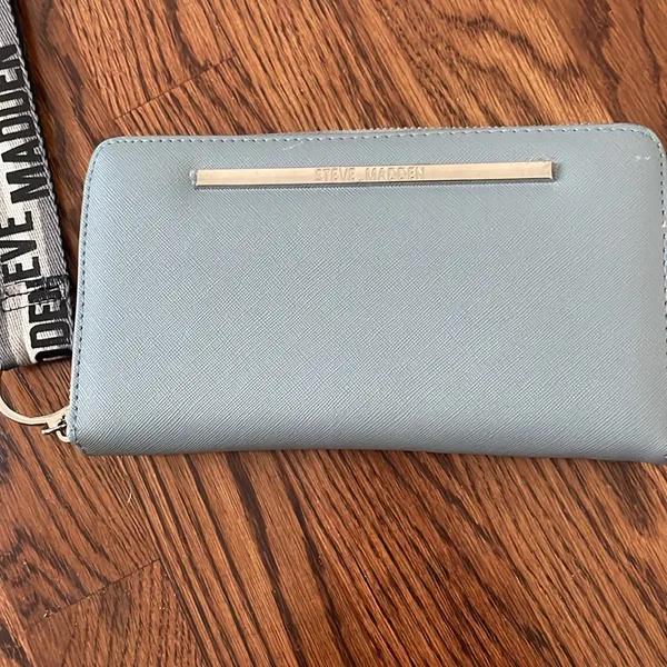 Steve Madden Wristlet with key chain - Image 4