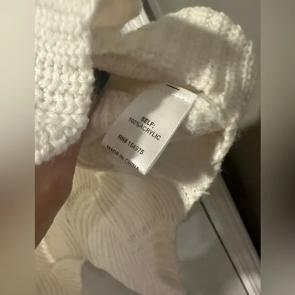 Women's Oversized Boutique Sweater Size Medium - Image 5