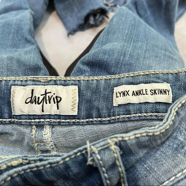 Daytrip Linx Ankle Cut‎ off Skinny Jeans Size 26 or 2 Short - Image 5