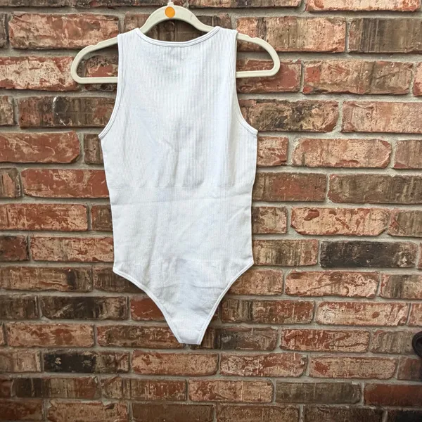 OQQ White Ribbed Bodysuit Size Large Stretch Thick Fabric NWOT - Image 4