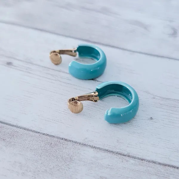 Vintage Clip On Earrings Light Blue Retro Chunky Hoops 0.75" - Image 6