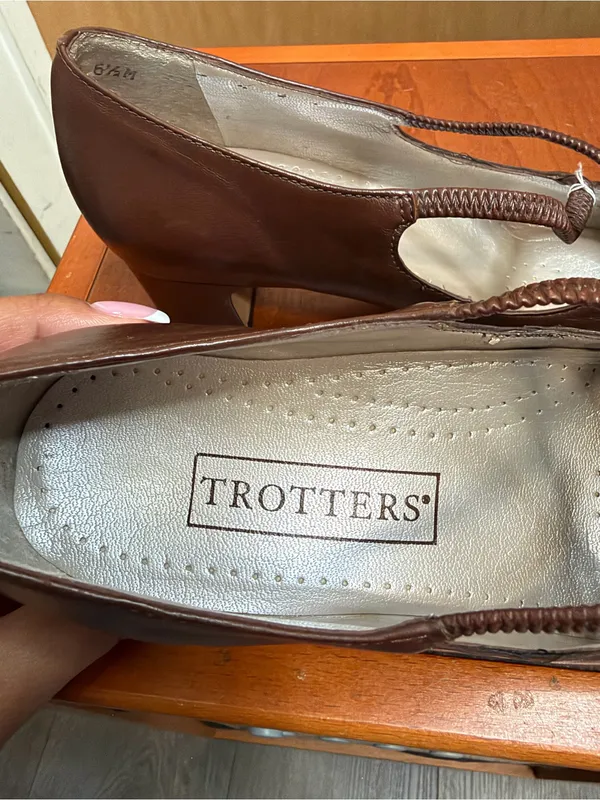 Trotters Women’s Brown Leather Mary Jane Kitten Heels. Size: 6.5. - Image 4
