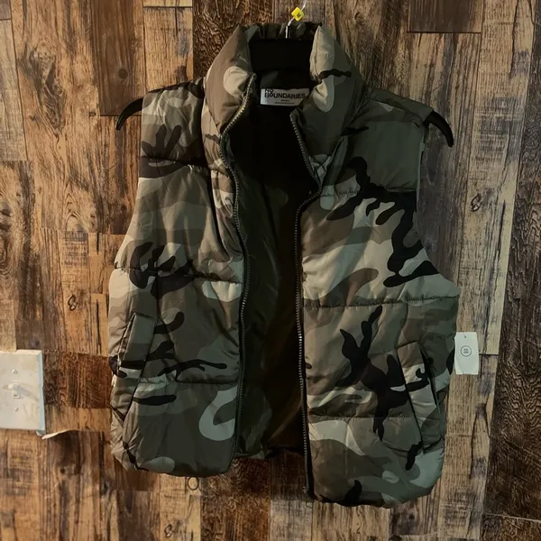 No Boundaries New Women's Camouflage Puffer Vest Winter Sleeveless Cropped Outerwear Puffer - Image 3