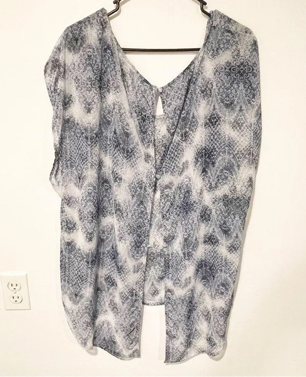 Torrid Plus Size 1X Blue Sheer Snake Print Button Back Short Sleeve Blouse - Image 4