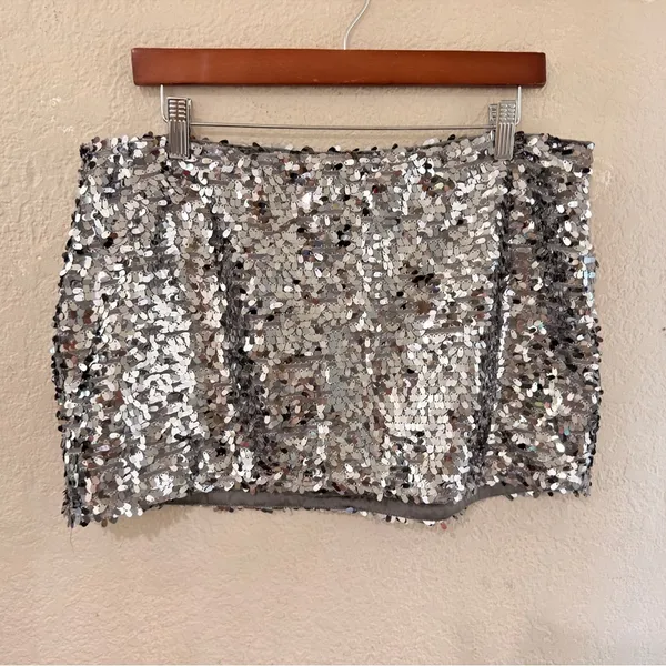 Urban outfitters women’s Silver Sequin Mini Skirt size Large skirt only for sale - Image 4