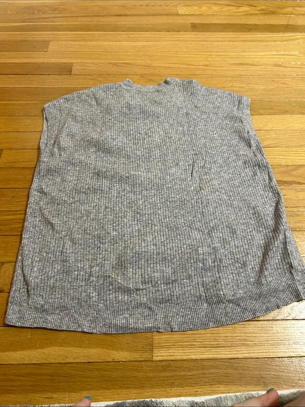 LOFT Gray Ribbed V-Neck Sleeveless Sweater - Image 3
