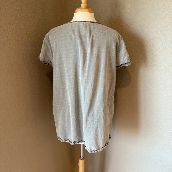 Express Gray/Green Olive Short Sleeve Women'sLight Denim Tee Large - Image 2