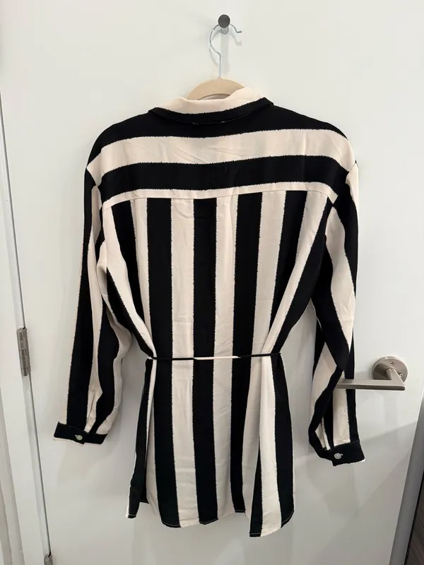 Vestique Black & White Striped Romper Size Small - Image 4