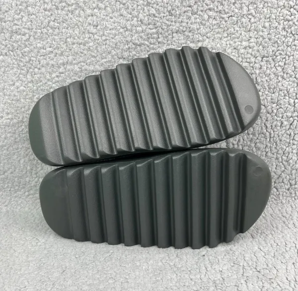Adidas Yeezy Slide Onyx Size 8 - Image 4