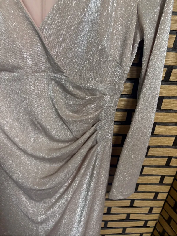 Vince Camuto gold shimmer gown size 8 - Image 4