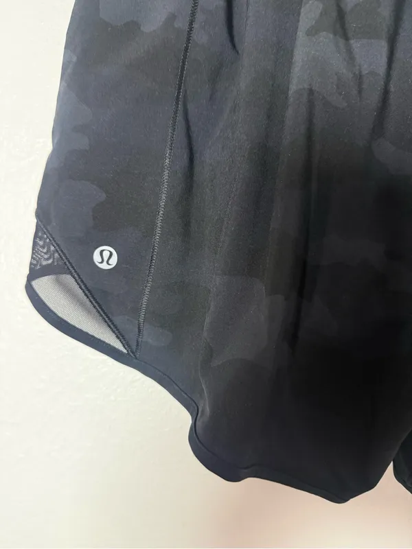 Lululemon Hotty Hot Short II *Long 4" Heritage 365 Camo Deep Coal Multi / Black - Image 4