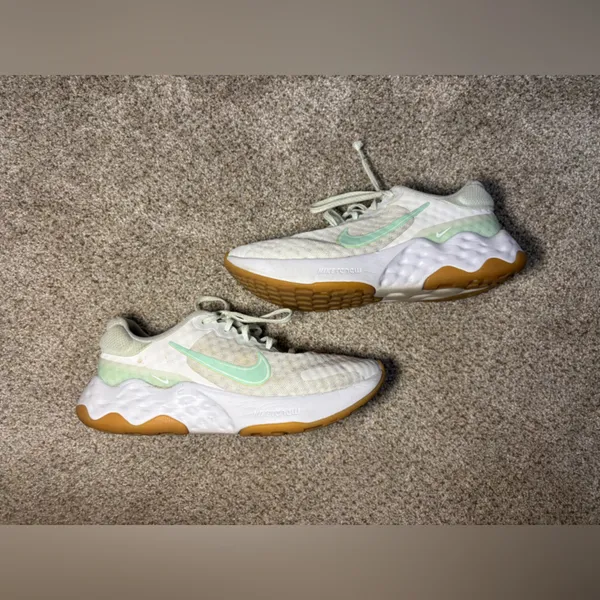 Nike Women’s Renew sneakers Women’s 6 Mint and White running - Image 6