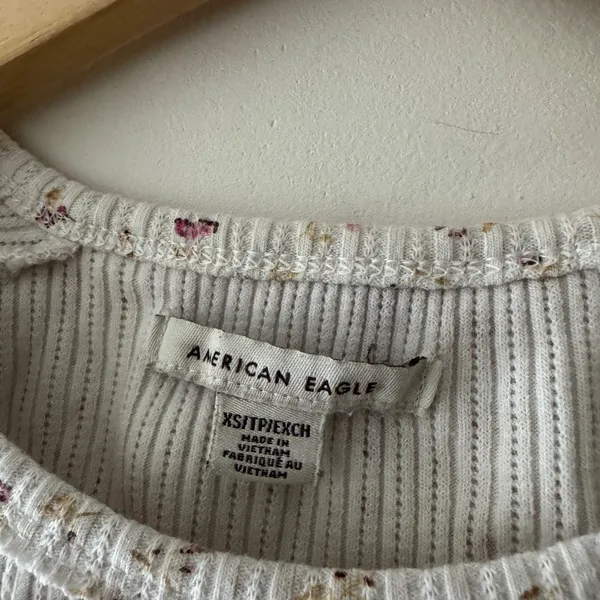 American Eagle‎ Floral White Baby Tee - Image 4