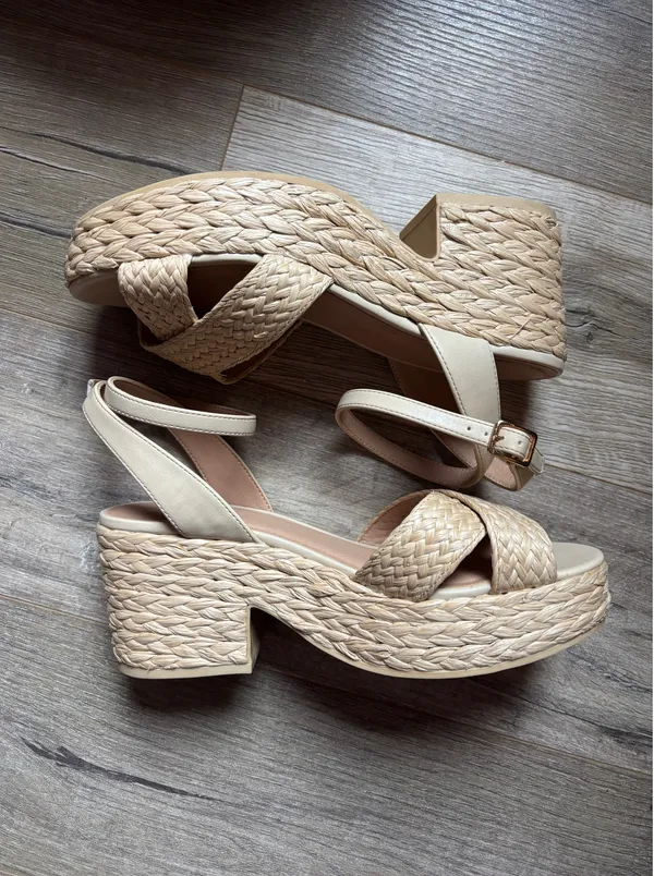 Old Navy Platform Woven Sandals - Image 4