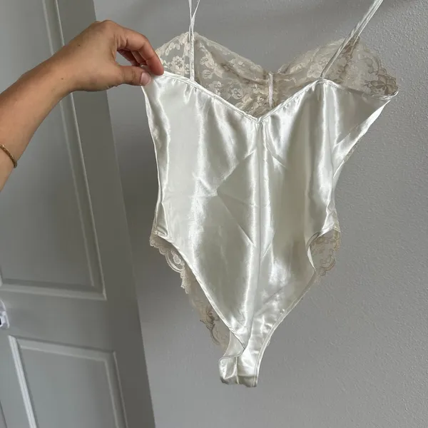 Victoria's Secret Women's Cream Satin Lace Bodysuit Small - Image 7