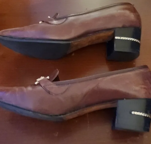 Gucci Heels Are Vintage leather brown in color.. needs a good polish. In great condition no Flaws. - Image 3