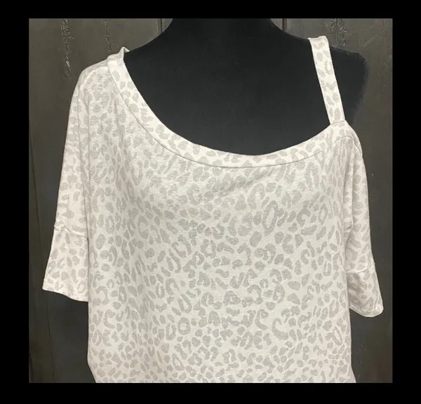 White & Gray leopard OS open shoulder shortsleeved blouse - Size XLarge - Image 4