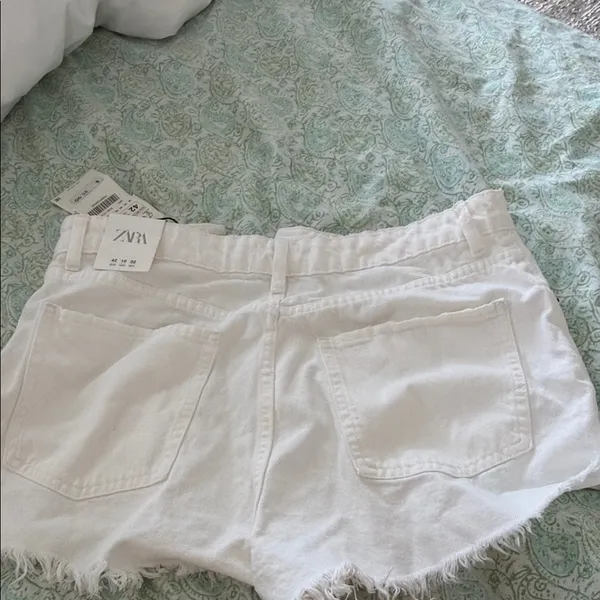 Zara Women's Off-White Jean Shorts - Image 5