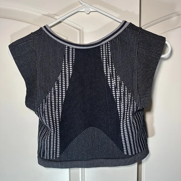 Urban Outfitters Out From Under Go For‎ Gold Seamless Printed Top Crop Black Gray Womens M/L - Image 4