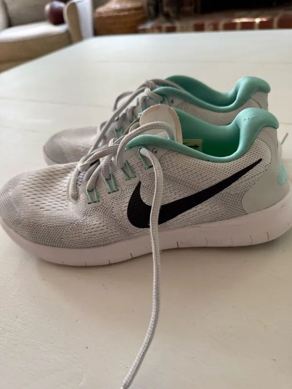 Nike women’s runnning shoe size 6 - Image 4
