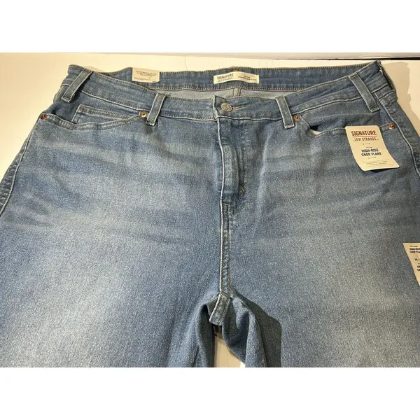 NEW W/tags Signature by Levi Strauss & Co. Women's Crop Flare Zip Fly Size 20 - Image 4