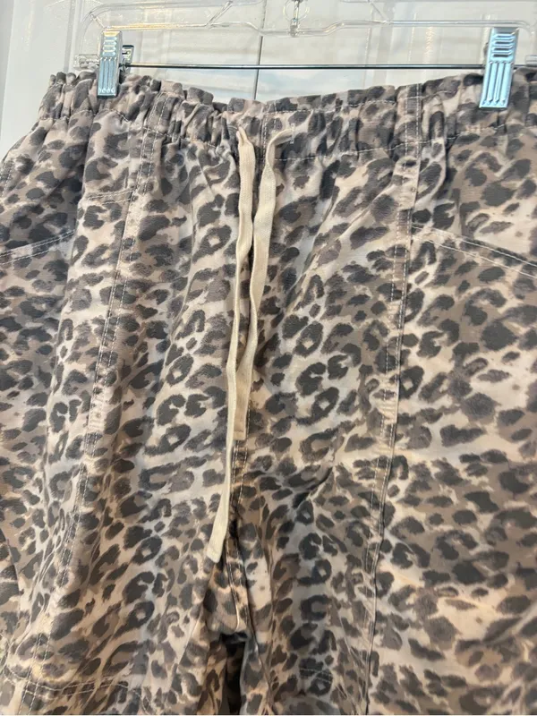 Aerie tan animal print shorts size large - Image 3