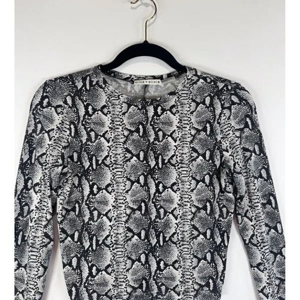 Alice + Olivia Womens Top Gray Delaina Snakeskin Print Cropped Long Sleeve XS - Image 7