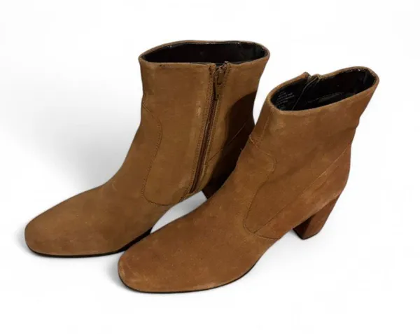 Brown suede ankle boots with a pointed toe Size 10 - Image 2